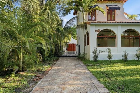 House in Coral Gables, Florida 3 bedrooms, 199 sq.m. № 2074910 - photo 7