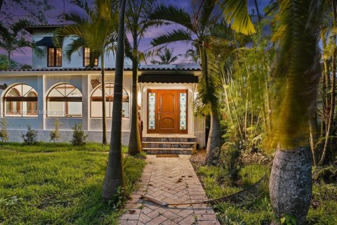 House in Coral Gables, Florida 3 bedrooms, 199 sq.m. № 2074910 - photo 19