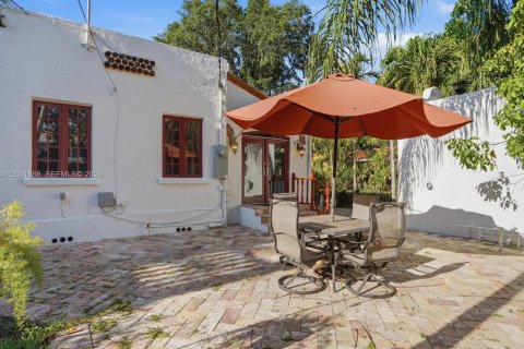 House in Coral Gables, Florida 3 bedrooms, 199 sq.m. № 2074910 - photo 14