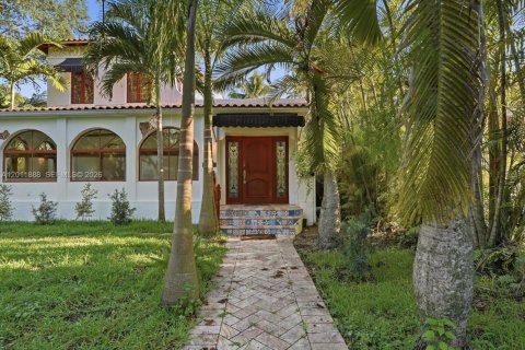 House in Coral Gables, Florida 3 bedrooms, 199 sq.m. № 2074910 - photo 2