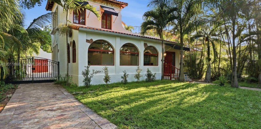 House in Coral Gables, Florida 3 bedrooms, 199 sq.m. № 2074910