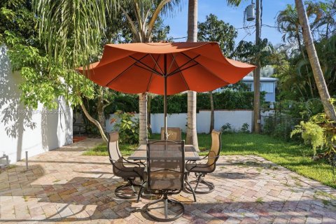 House in Coral Gables, Florida 3 bedrooms, 199 sq.m. № 2074910 - photo 13