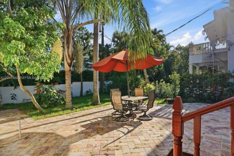House in Coral Gables, Florida 3 bedrooms, 199 sq.m. № 2074910 - photo 12