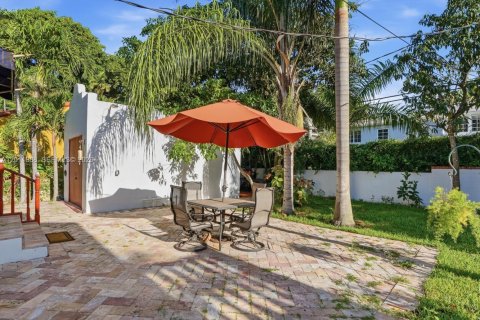 House in Coral Gables, Florida 3 bedrooms, 199 sq.m. № 2074910 - photo 15