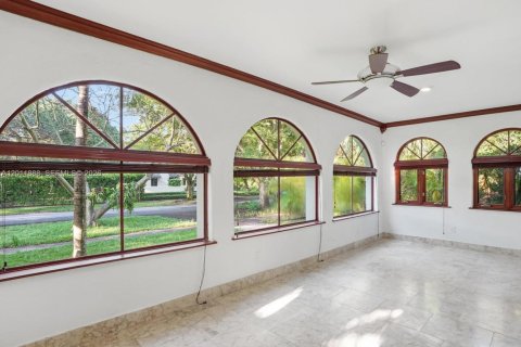 House in Coral Gables, Florida 3 bedrooms, 199 sq.m. № 2074910 - photo 26