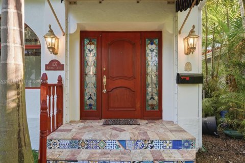 House in Coral Gables, Florida 3 bedrooms, 199 sq.m. № 2074910 - photo 9