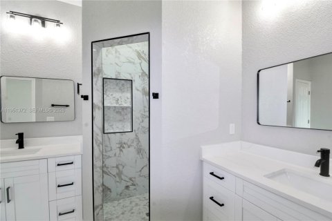 House in Sebring, Florida 3 bedrooms, 138.24 sq.m. № 2020732 - photo 3