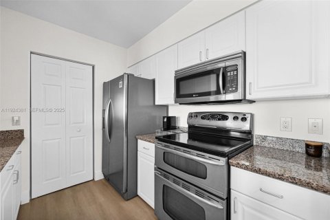 Condo in Miami Beach, Florida, 1 bedroom  № 2041845 - photo 11