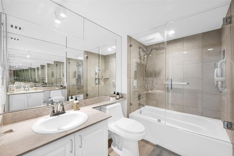 Condo in Miami Beach, Florida, 1 bedroom  № 2041845 - photo 27