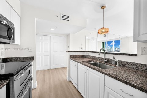Condo in Miami Beach, Florida, 1 bedroom  № 2041845 - photo 13