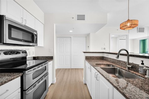 Condo in Miami Beach, Florida, 1 bedroom  № 2041845 - photo 14