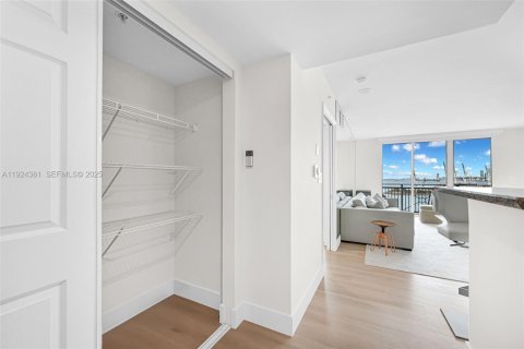 Condo in Miami Beach, Florida, 1 bedroom  № 2041845 - photo 29