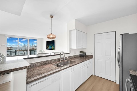 Condo in Miami Beach, Florida, 1 bedroom  № 2041845 - photo 10