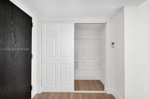 Condo in Miami Beach, Florida, 1 bedroom  № 2041845 - photo 30