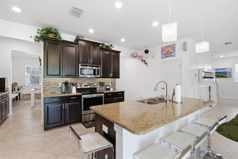 House in Davenport, Florida 4 bedrooms, 274.43 sq.m. № 2283402 - photo 9