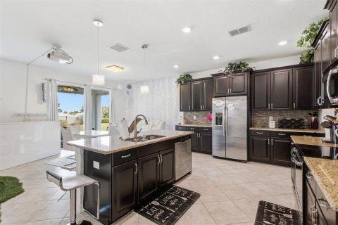 House in Davenport, Florida 4 bedrooms, 274.43 sq.m. № 2283402 - photo 8