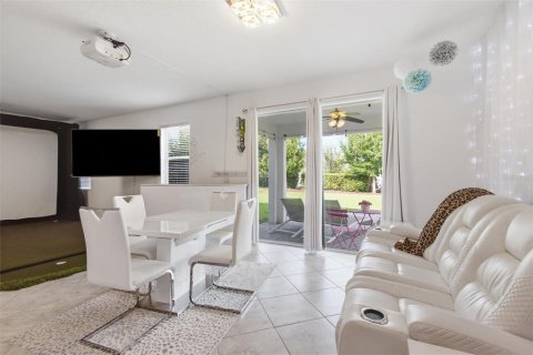 House in Davenport, Florida 4 bedrooms, 274.43 sq.m. № 2283402 - photo 10