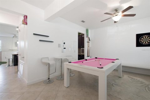 House in Davenport, Florida 4 bedrooms, 274.43 sq.m. № 2283402 - photo 2