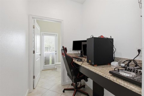 House in Davenport, Florida 4 bedrooms, 274.43 sq.m. № 2283402 - photo 17