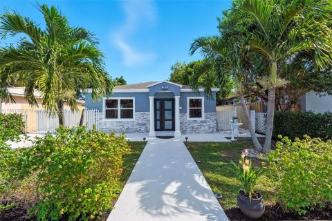 House in Hollywood, Florida 4 bedrooms, 138.24 sq.m. № 1891000 - photo 1