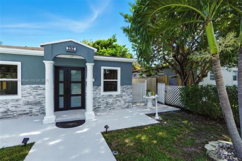 House in Hollywood, Florida 4 bedrooms, 138.24 sq.m. № 1891000 - photo 2