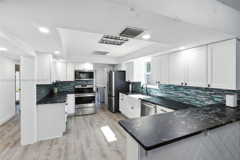 House in Hollywood, Florida 4 bedrooms, 138.24 sq.m. № 1891000 - photo 9