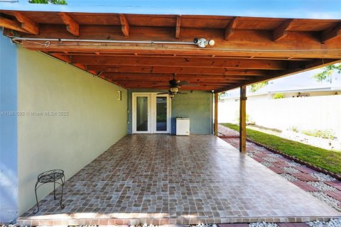 House in Hollywood, Florida 4 bedrooms, 138.24 sq.m. № 1891000 - photo 17