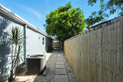 House in Hollywood, Florida 4 bedrooms, 138.24 sq.m. № 1891000 - photo 23