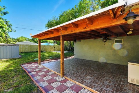 House in Hollywood, Florida 4 bedrooms, 138.24 sq.m. № 1891000 - photo 22