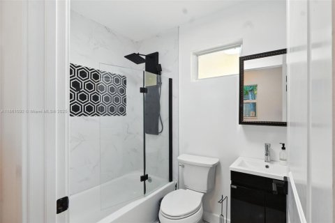House in Hollywood, Florida 4 bedrooms, 138.24 sq.m. № 1891000 - photo 14