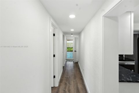 House in Hollywood, Florida 4 bedrooms, 138.24 sq.m. № 1891000 - photo 12
