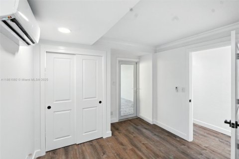 House in Hollywood, Florida 4 bedrooms, 138.24 sq.m. № 1891000 - photo 11