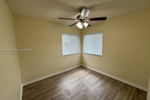 House in Miami, Florida 3 bedrooms, 130.62 sq.m. № 1872667 - photo 4