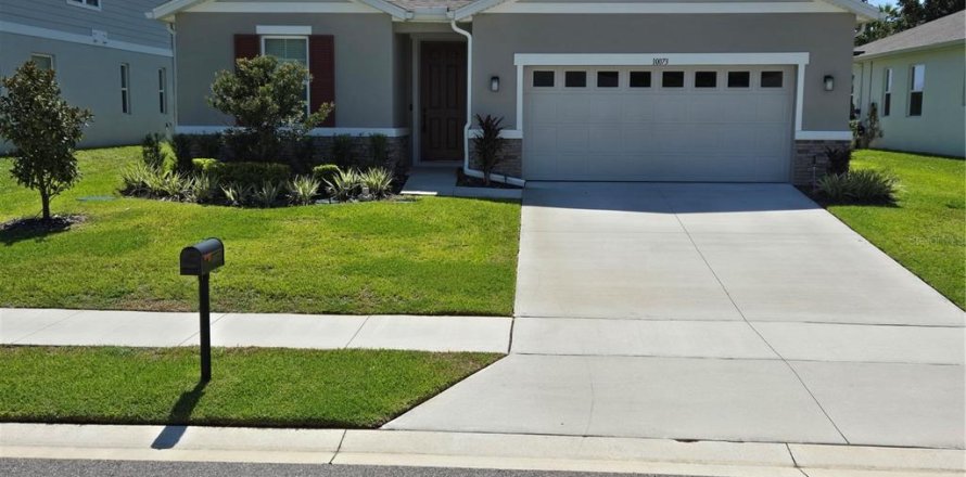 House in Clermont, Florida 4 bedrooms, 192.77 sq.m. № 1870144