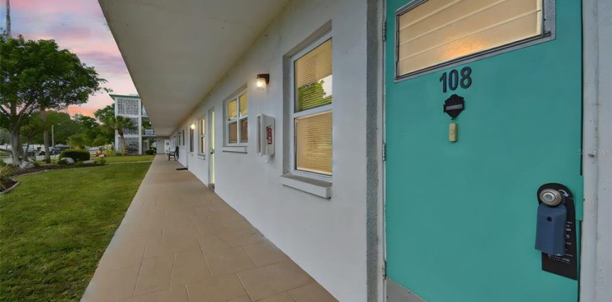 Condominio en Saint Petersburg, Florida, 1 dormitorio № 1597891