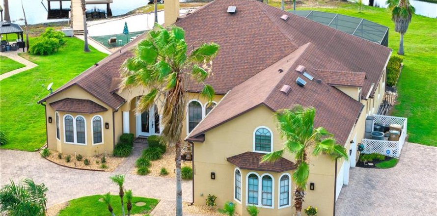 House in Clermont, Florida 5 bedrooms, 379.23 sq.m. № 2113040