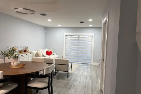 Снять в аренду кондоминиум в Майами, Флорида 3 спальни, 106.84м2, № 2053278 - фото 2