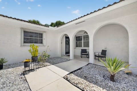 House in Stuart, Florida 2 bedrooms, 138.8 sq.m. № 2177149 - photo 4
