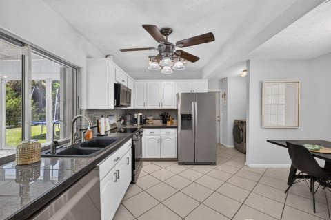 House in Stuart, Florida 2 bedrooms, 138.8 sq.m. № 2177149 - photo 12