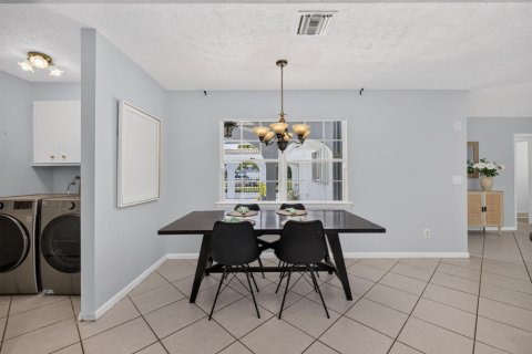 House in Stuart, Florida 2 bedrooms, 138.8 sq.m. № 2177149 - photo 10