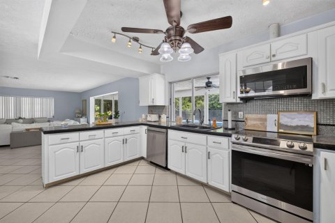 House in Stuart, Florida 2 bedrooms, 138.8 sq.m. № 2177149 - photo 11