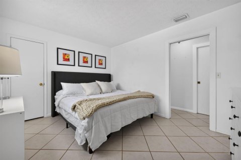 House in Stuart, Florida 2 bedrooms, 138.8 sq.m. № 2177149 - photo 22