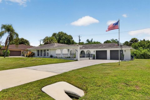 House in Stuart, Florida 2 bedrooms, 138.8 sq.m. № 2177149