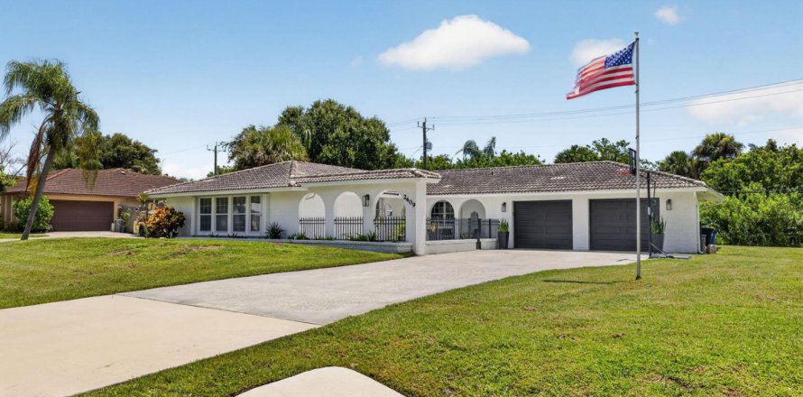 House in Stuart, Florida 2 bedrooms, 138.8 sq.m. № 2177149