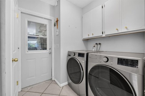 House in Stuart, Florida 2 bedrooms, 138.8 sq.m. № 2177149 - photo 13