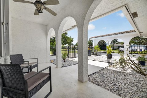 House in Stuart, Florida 2 bedrooms, 138.8 sq.m. № 2177149 - photo 5