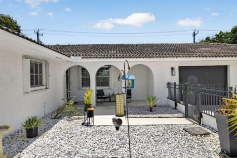 House in Stuart, Florida 2 bedrooms, 138.8 sq.m. № 2177149 - photo 3