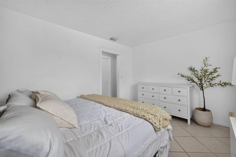 House in Stuart, Florida 2 bedrooms, 138.8 sq.m. № 2177149 - photo 24