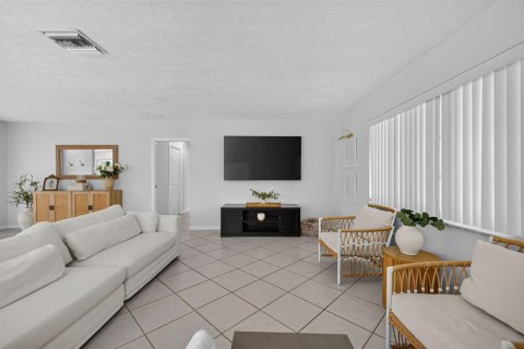 House in Stuart, Florida 2 bedrooms, 138.8 sq.m. № 2177149 - photo 19