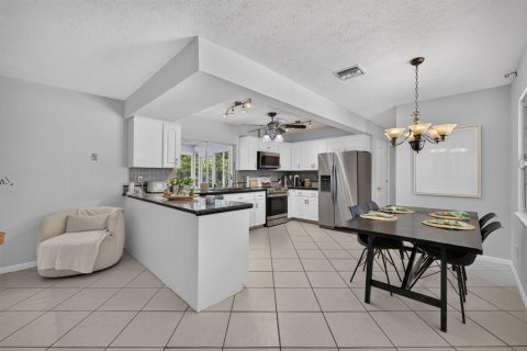House in Stuart, Florida 2 bedrooms, 138.8 sq.m. № 2177149 - photo 9